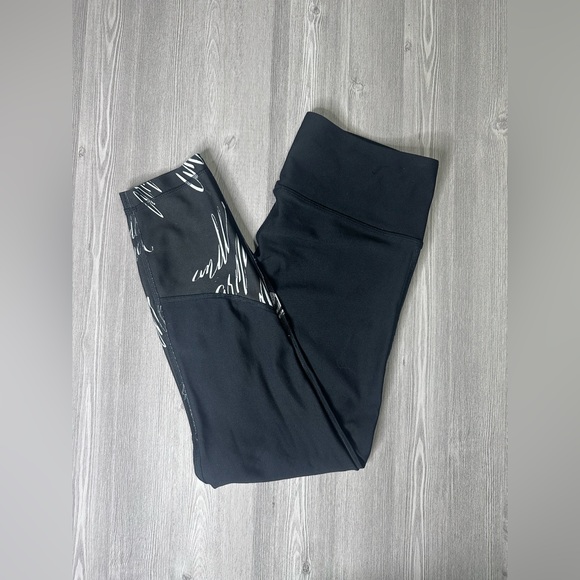 Under Armour Women’s Leggings - Ankle Length - Black w/Script - Medium - Picture 5 of 7